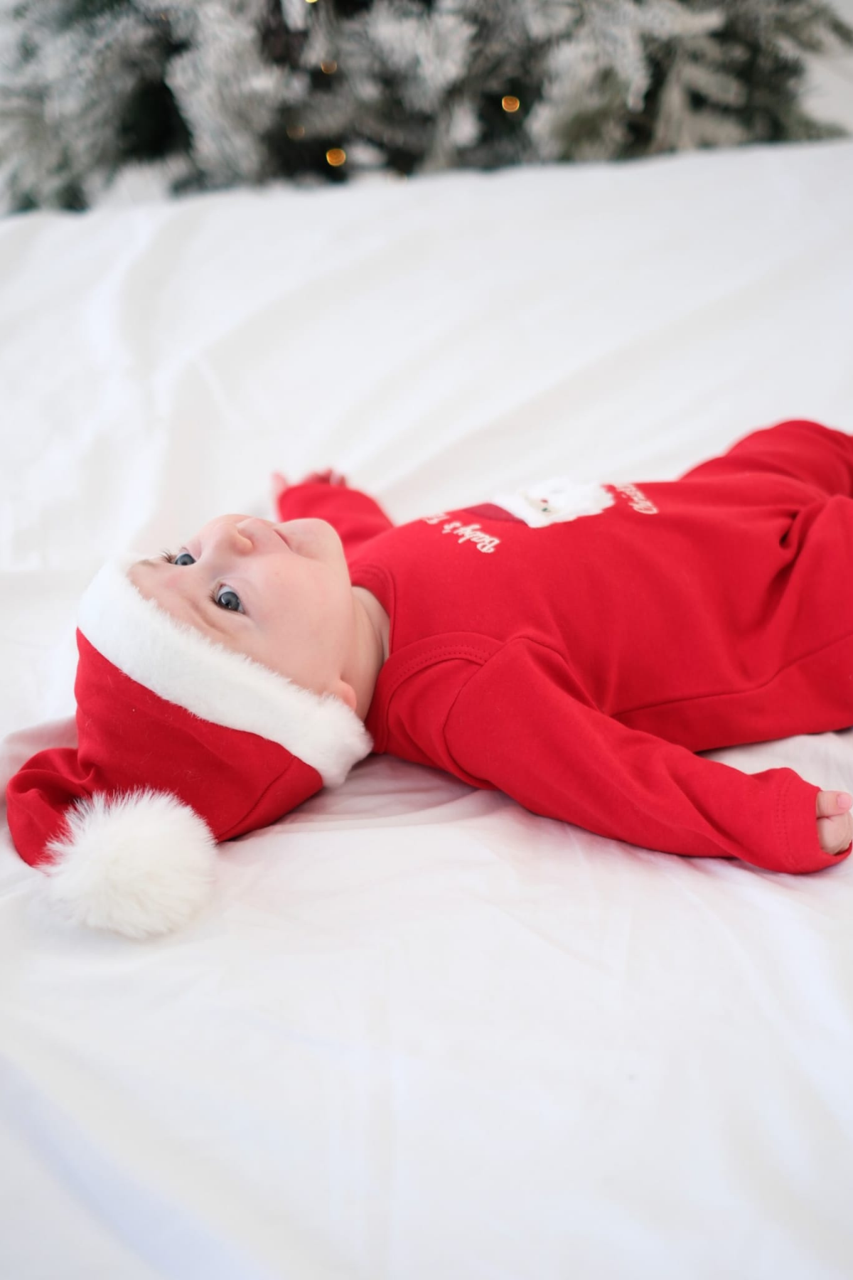 İlk Yılbaşım Noel Baba Nakışlı Şapkalı Unisex Bebek Tulum Seti / Kırmızı